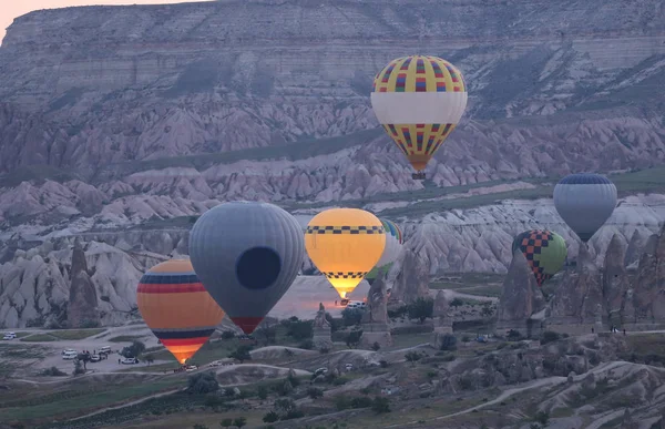 Sıcak hava balonları Kapadokya vadilerinin