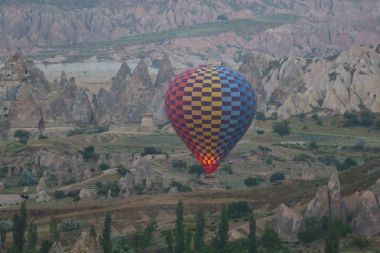Sıcak hava balon Kapadokya vadilerinin