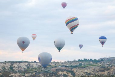 Sıcak hava balonları Kapadokya vadilerinin