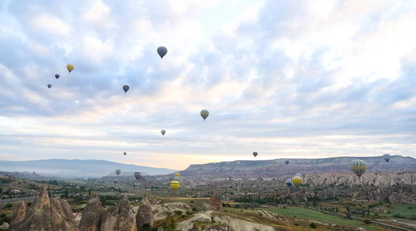 Sıcak hava balonları Kapadokya vadilerinin