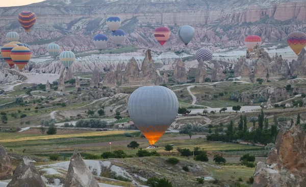 Globos de aire caliente en los valles de Capadocia —  Fotos de Stock