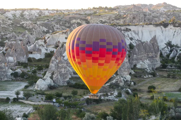 Sıcak hava balonları Kapadokya vadilerinin