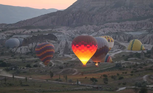Hete lucht ballonnen in Cappadocië valleien — Stockfoto