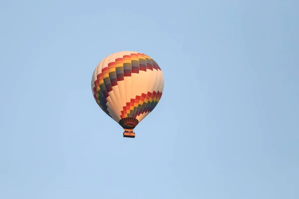 Balão de ar quente sobre Goreme cidade — Fotografia de Stock