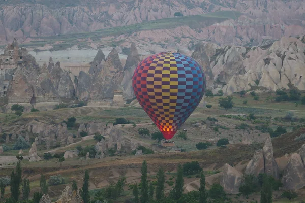 Globo de aire caliente en los valles de Capadocia —  Fotos de Stock