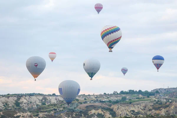 Montgolfières dans les vallées de la Cappadoce — Photo