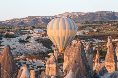 Sıcak hava balonları Kapadokya vadilerinin