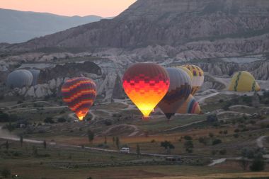 Sıcak hava balonları Kapadokya vadilerinin