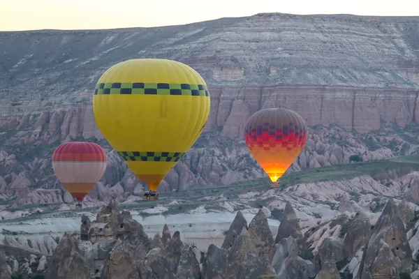 Sıcak hava balonları Kapadokya vadilerinin