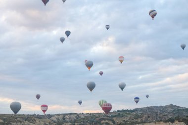 Sıcak hava balonları Kapadokya vadilerinin