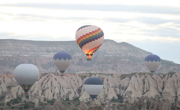 Sıcak hava balonları Kapadokya vadilerinin