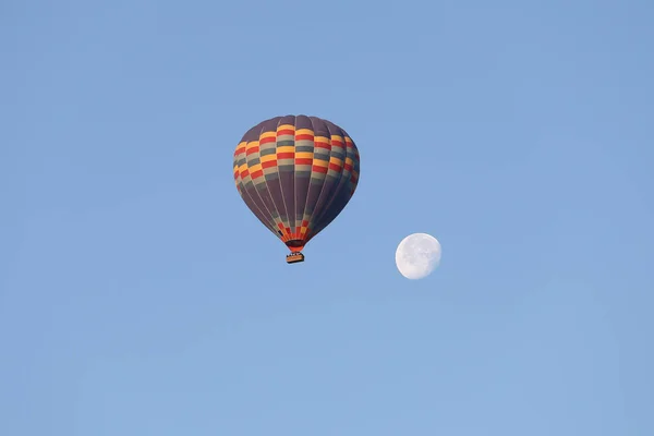 Varm luft ballong över Göreme stad — Stockfoto