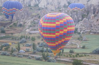 Sıcak hava balon Kapadokya vadilerinin