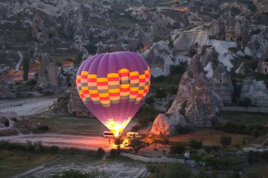 Sıcak hava balon Kapadokya vadilerinin