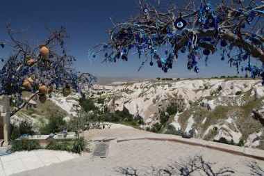 Güvercin Vadisi ve nazar boncuk ağaç Kapadokya