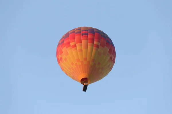 Varm luft ballong över Göreme stad — Stockfoto