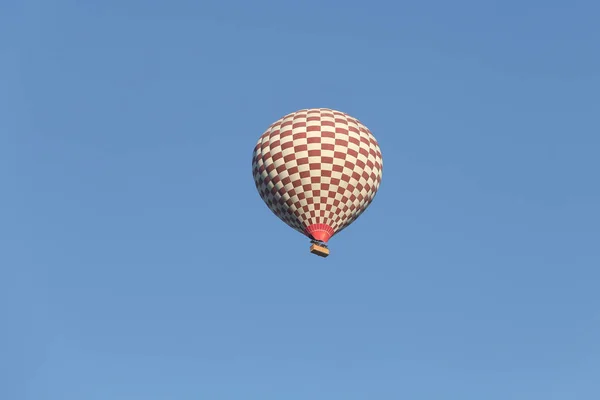 Varm luft ballong över Göreme stad — Stockfoto