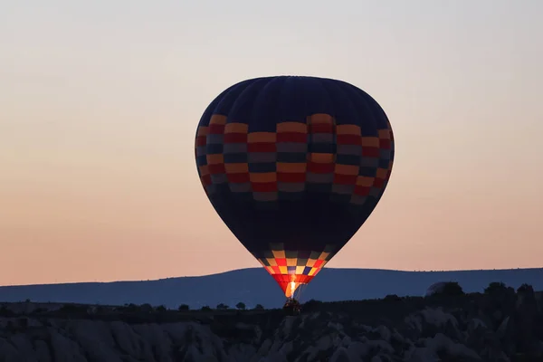 Ballon à air chaud dans les vallées de Cappadoce — Photo