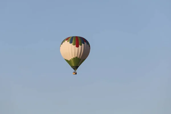 Sıcak hava balon üzerinde Göreme şehir — Stok fotoğraf