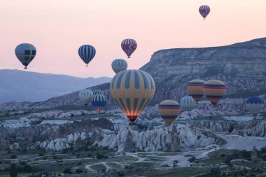 Sıcak hava balonları Kapadokya vadilerinin