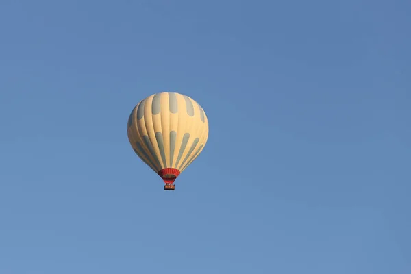 Heißluftballon über Goreme-Stadt — Stockfoto