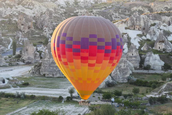 Heißluftballons in den Tälern Kappadokiens — Stockfoto