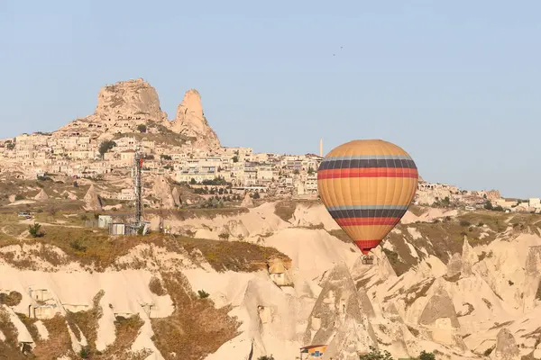 Globos de aire caliente sobre Goreme Town — Foto de Stock