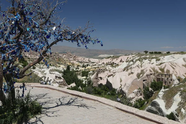 Güvercin Vadisi ve nazar boncuk ağaç Kapadokya — Stok fotoğraf