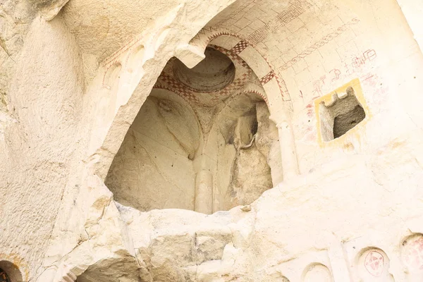 Ruine einer alten Höhlenkirche in Kappadokien, Türkei — Stockfoto