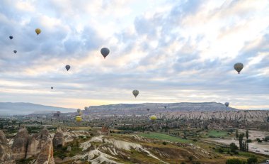 Sıcak hava balonları Kapadokya vadilerinin