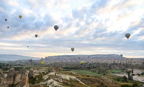 Hete lucht ballonnen in Cappadocië valleien — Stockfoto