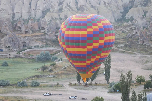 Luftballong i Kappadokien dalar — Stockfoto