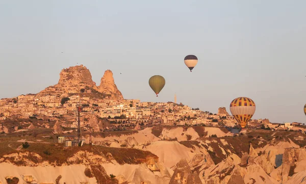 Hot Air Balloons Over Goreme Town — Stock Photo, Image
