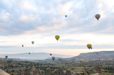 Sıcak hava balonları Kapadokya vadilerinin