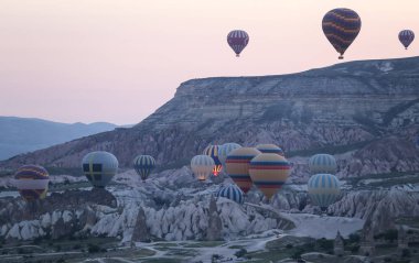 Sıcak hava balonları Kapadokya vadilerinin