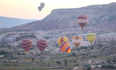 Sıcak hava balonları Kapadokya vadilerinin