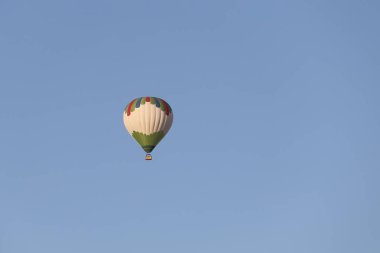 Sıcak hava balon üzerinde Göreme şehir