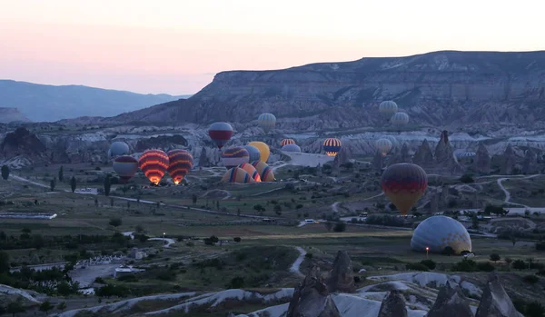 Sıcak hava balonları Kapadokya vadilerinin