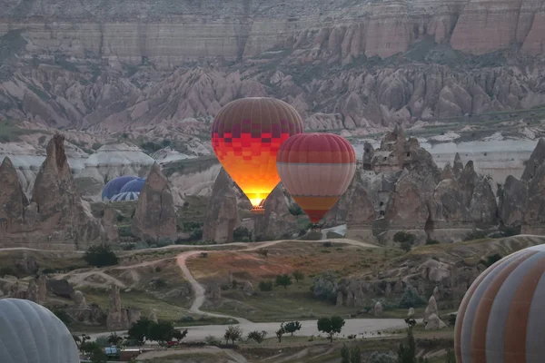 Varmluftsballonger i Kappadokien dalar — Stockfoto