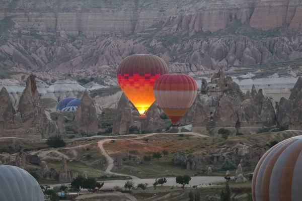 Montgolfières dans les vallées de la Cappadoce — Photo