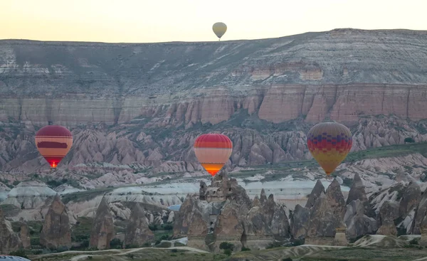 Sıcak hava balonları Kapadokya vadilerinin