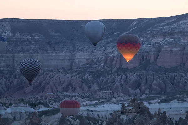 Sıcak hava balonları Kapadokya vadilerinin