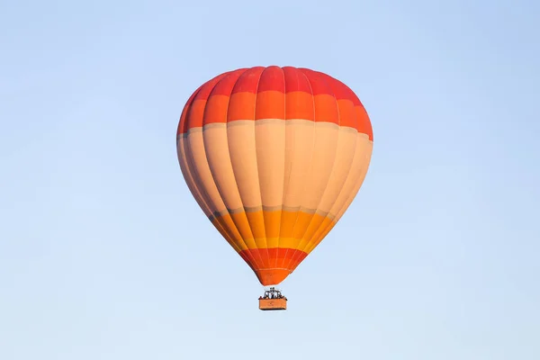 Sıcak hava balon üzerinde Göreme şehir — Stok fotoğraf