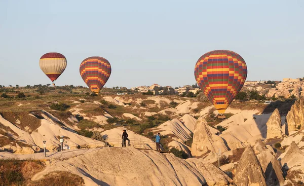 Sıcak hava balonları Kapadokya vadilerinin — Stok fotoğraf