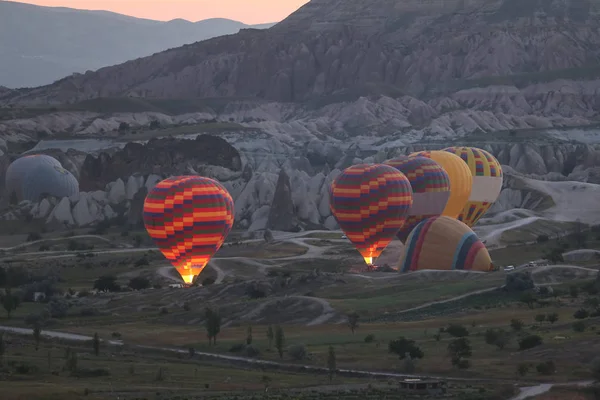 Sıcak hava balonları Kapadokya vadilerinin