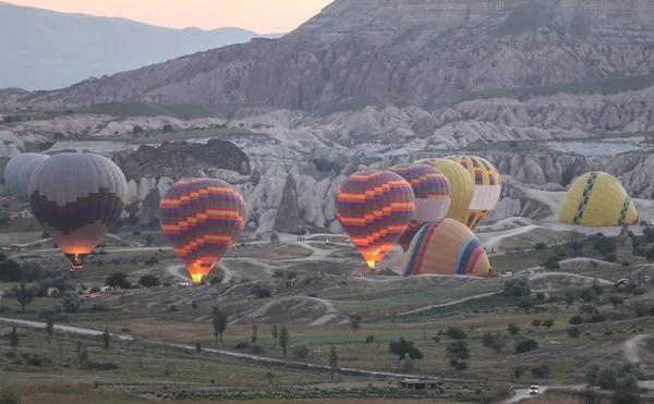 Globos de aire caliente en los valles de Capadocia —  Fotos de Stock