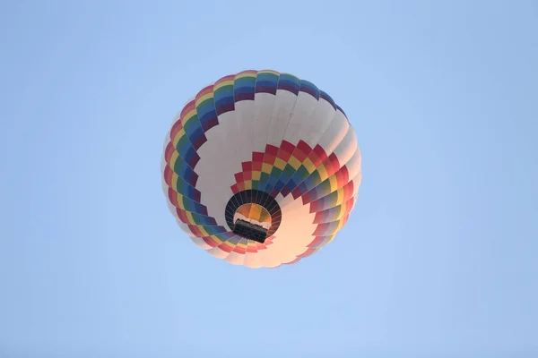 Gorące powietrze balon nad Goreme miasto — Zdjęcie stockowe