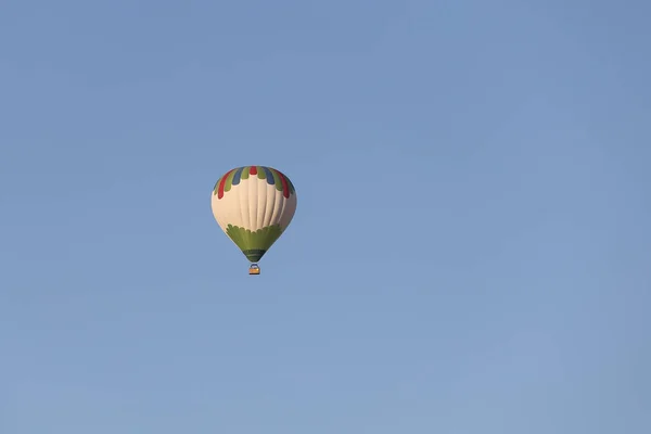 Balon cu aer cald deasupra orașului Goreme — Fotografie, imagine de stoc
