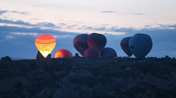 Sıcak hava balonları Kapadokya vadilerinin — Stok fotoğraf