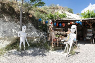 Kapadokya'da bir Hediyelik eşya mağazası önünde uzaylılar